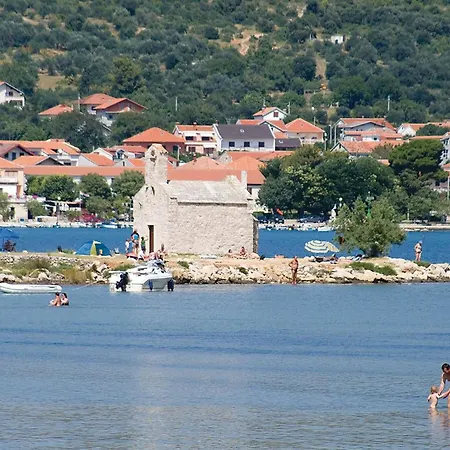 Cozy In Διαμέρισμα Posedarje